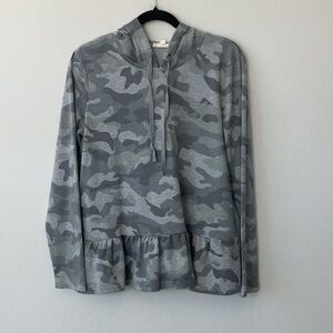 🌻 3/$13 Jane and Delancey Camo Top